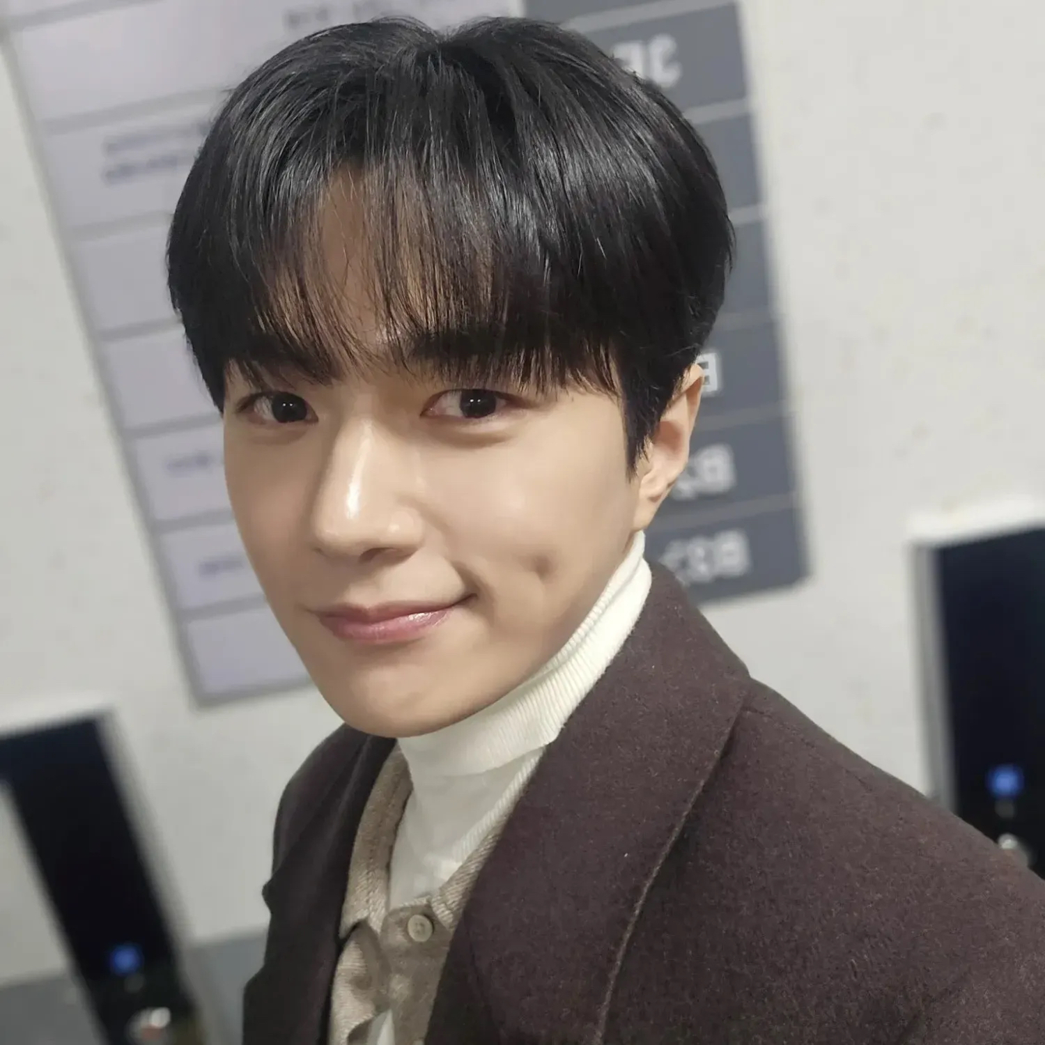 Behind-the-scenes cut of Kim Myungsoo (L)