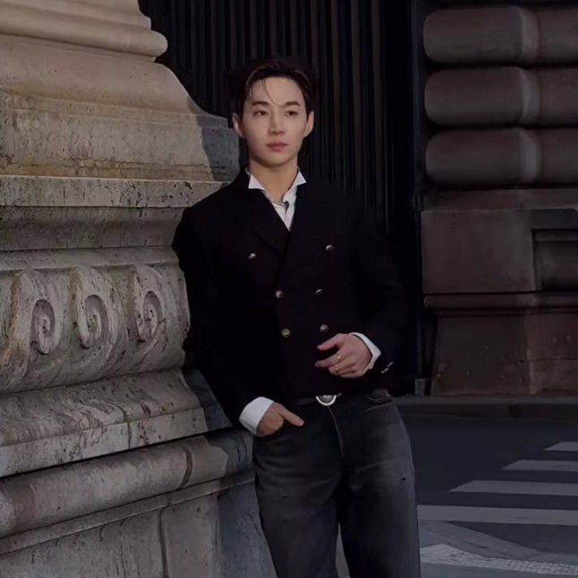 A moment captured by a fan of Henry