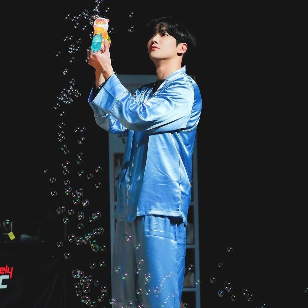 로운의 비하인드 컷