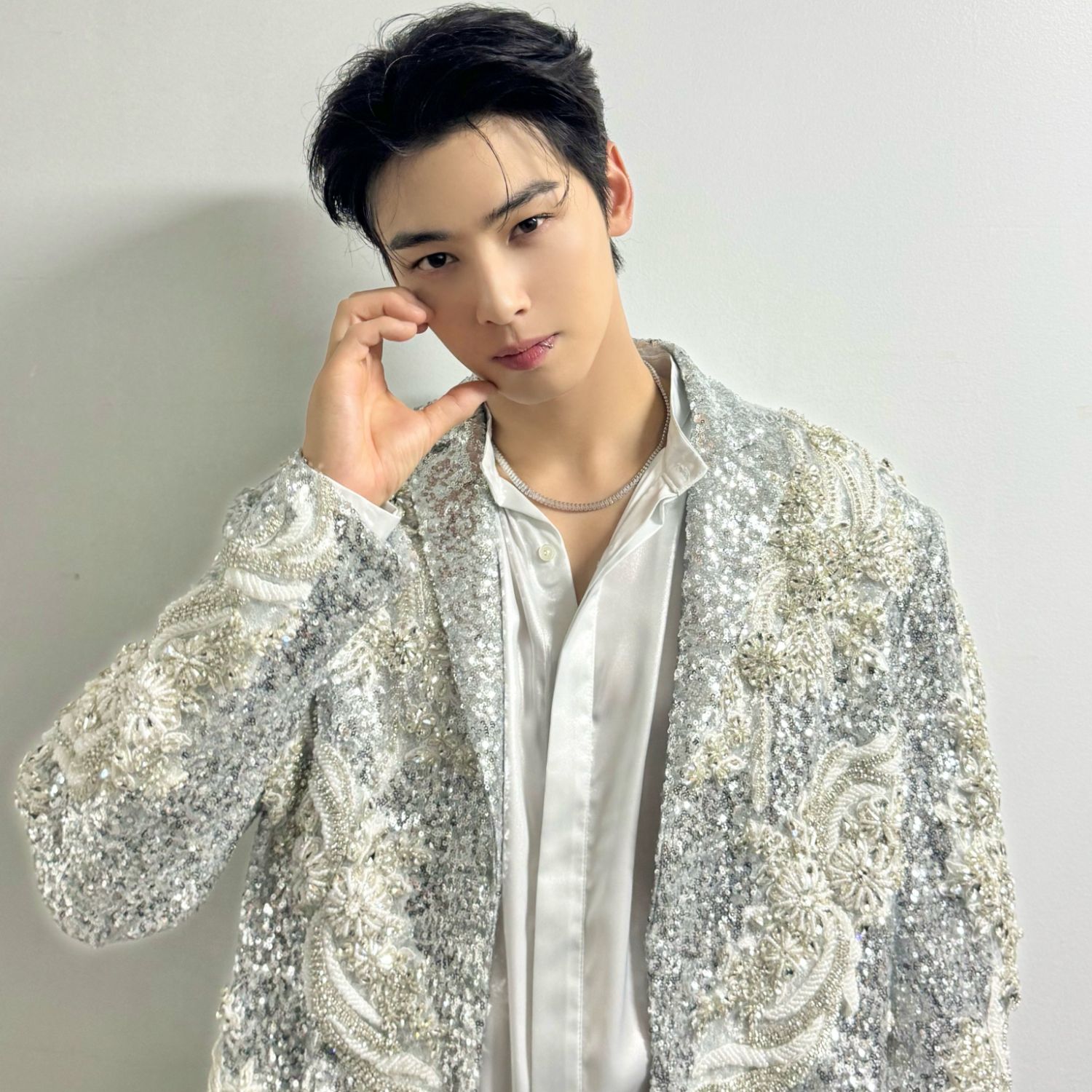 Behind-the-scenes cut of Cha Eunwoo