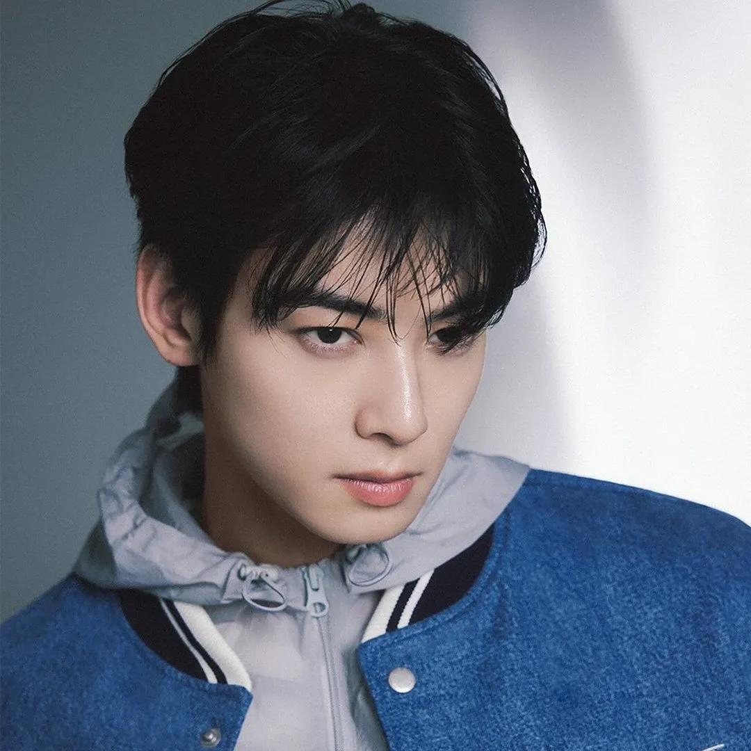 Recent activity shot of Cha Eunwoo