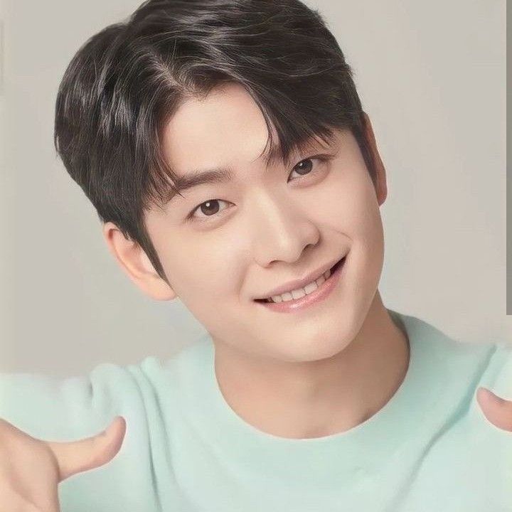 カン・テオの最近の活動ショット