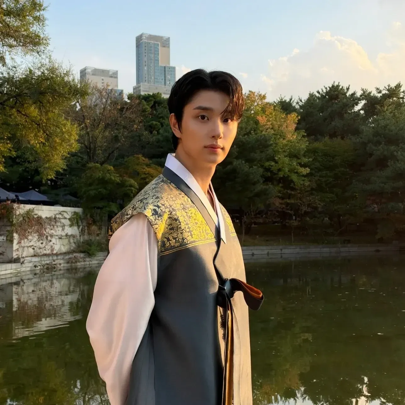 Behind-the-scenes cut of Kim Jaewon