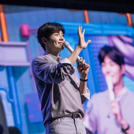 A moment captured by a fan of Kim Seonho