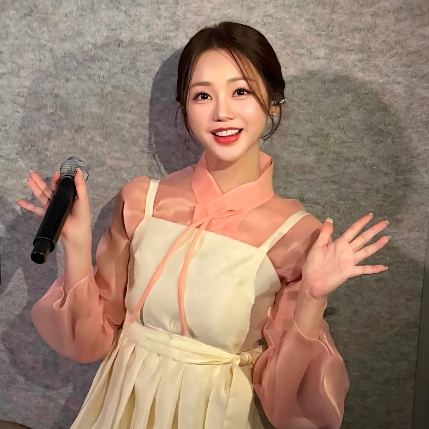 Recent activity shot of Hong Jiyoon