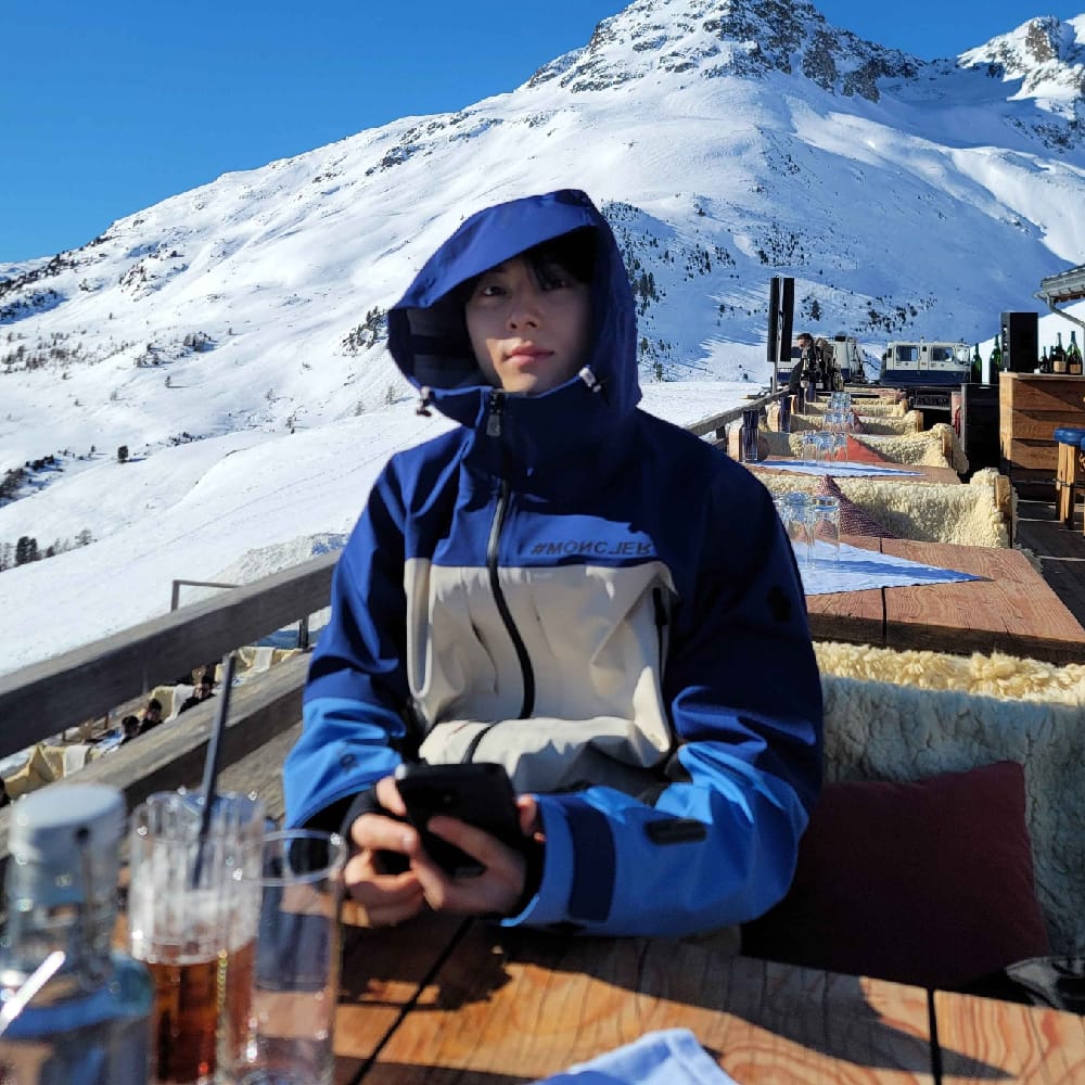 A moment captured by a fan of Hwang Minhyun