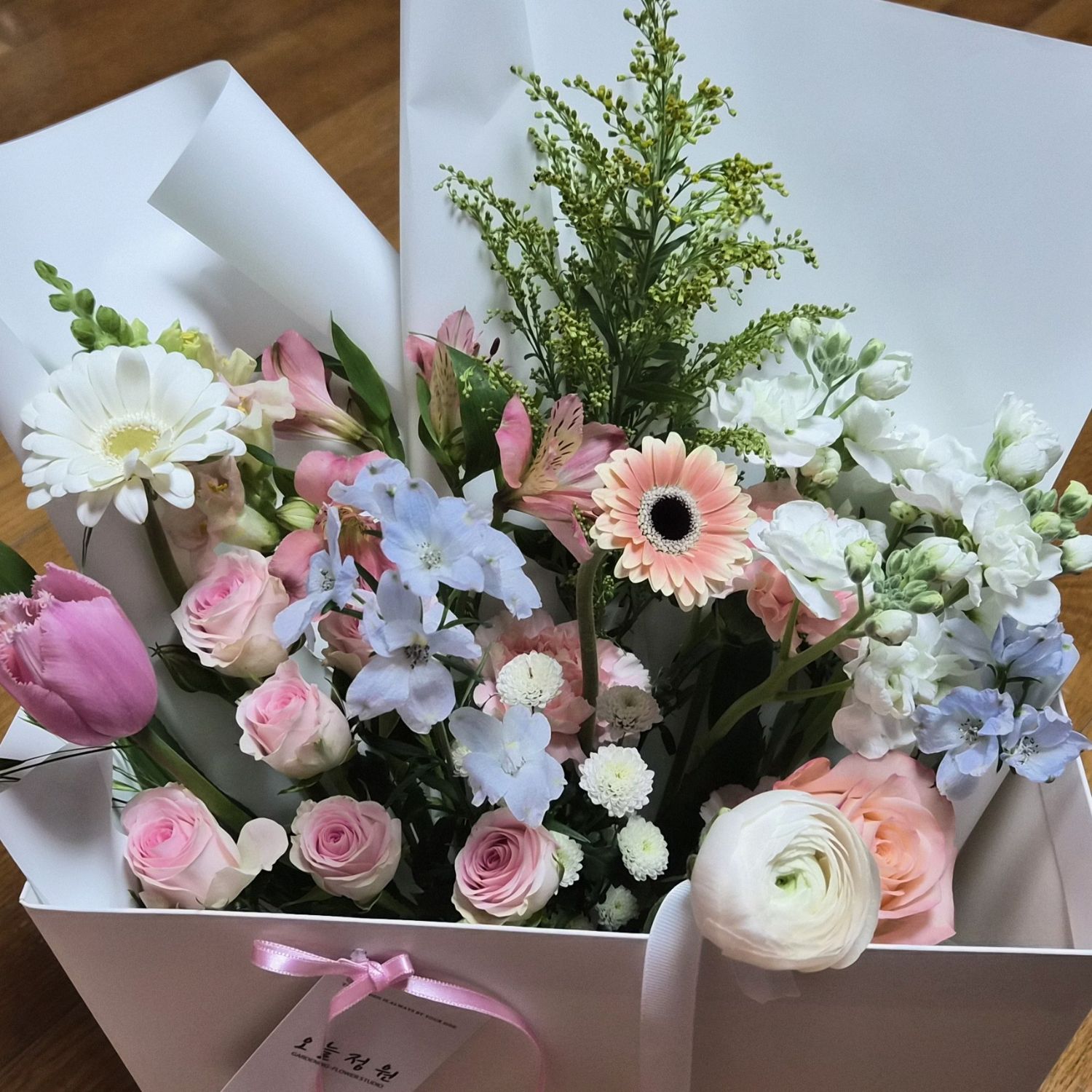 粉丝拍下的金浩中瞬间