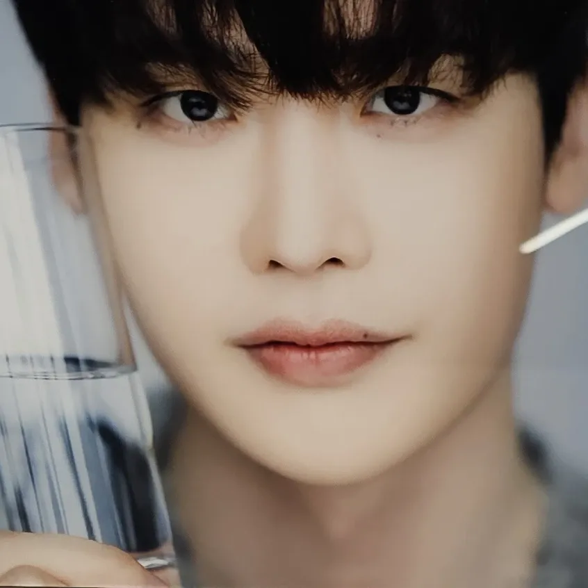 Behind-the-scenes cut of Lee Jongsuk
