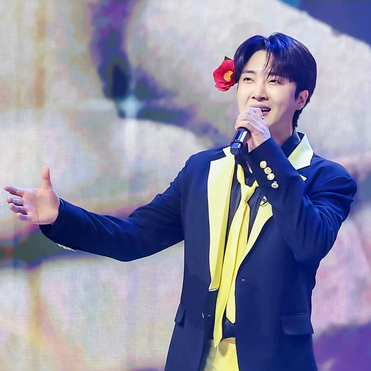 A moment captured by a fan of Hwang Yunsung