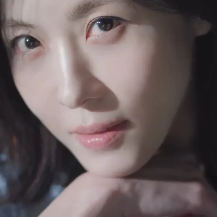 Behind-the-scenes cut of Ha Jiwon