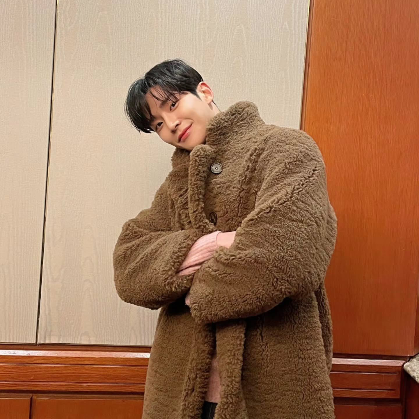 로운의 비하인드 컷