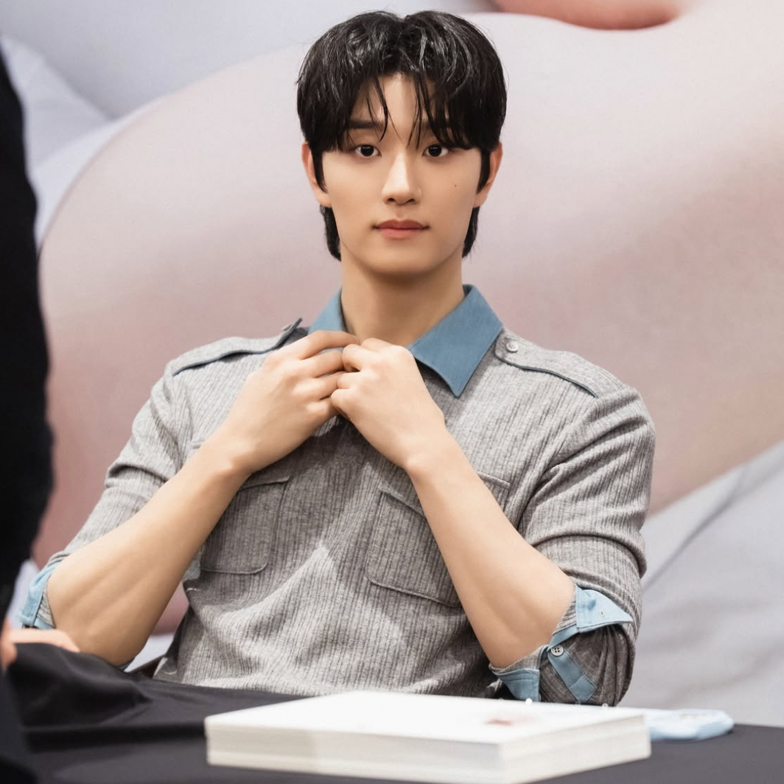A moment captured by a fan of Kim Jaewon