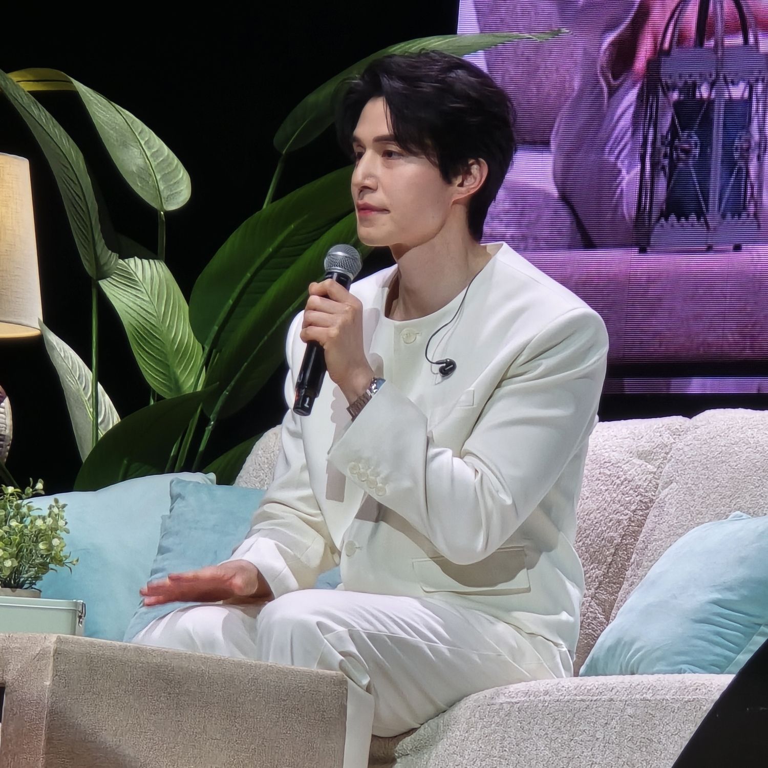 A moment captured by a fan of Lee Dongwook