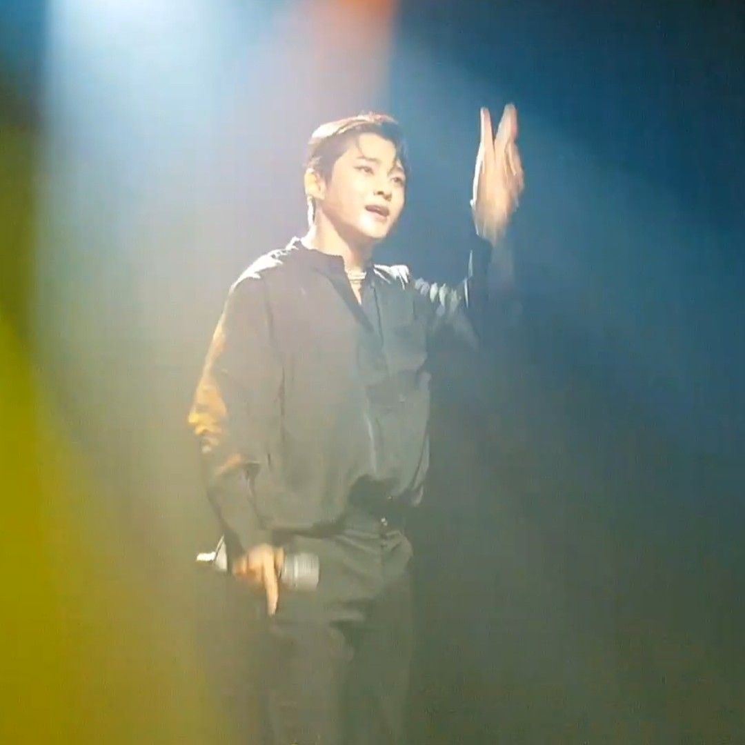 A moment captured by a fan of Seong Ri