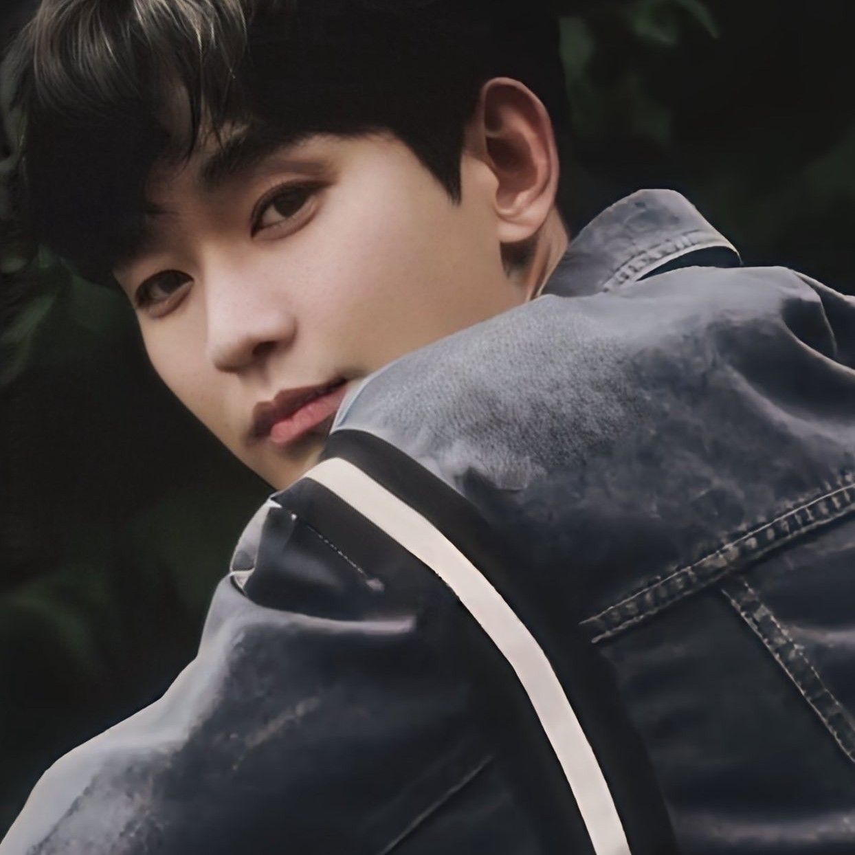 粉丝拍下的金秀贤瞬间