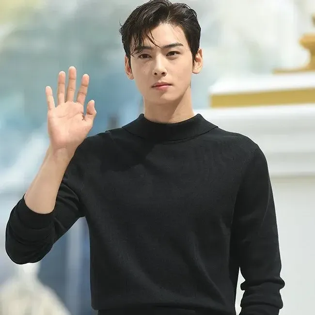 Behind-the-scenes cut of Cha Eunwoo