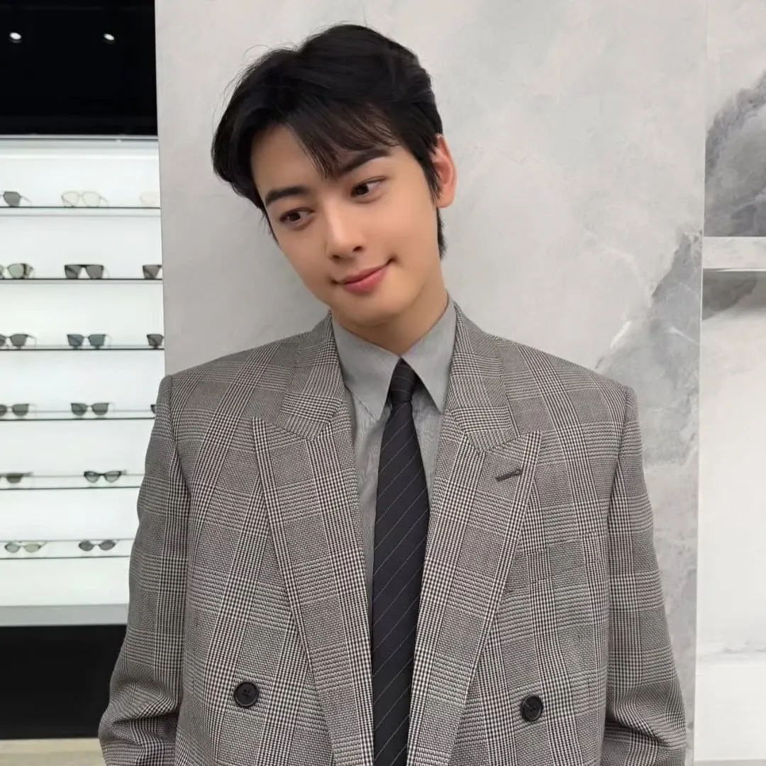 Latest photo of Cha Eunwoo