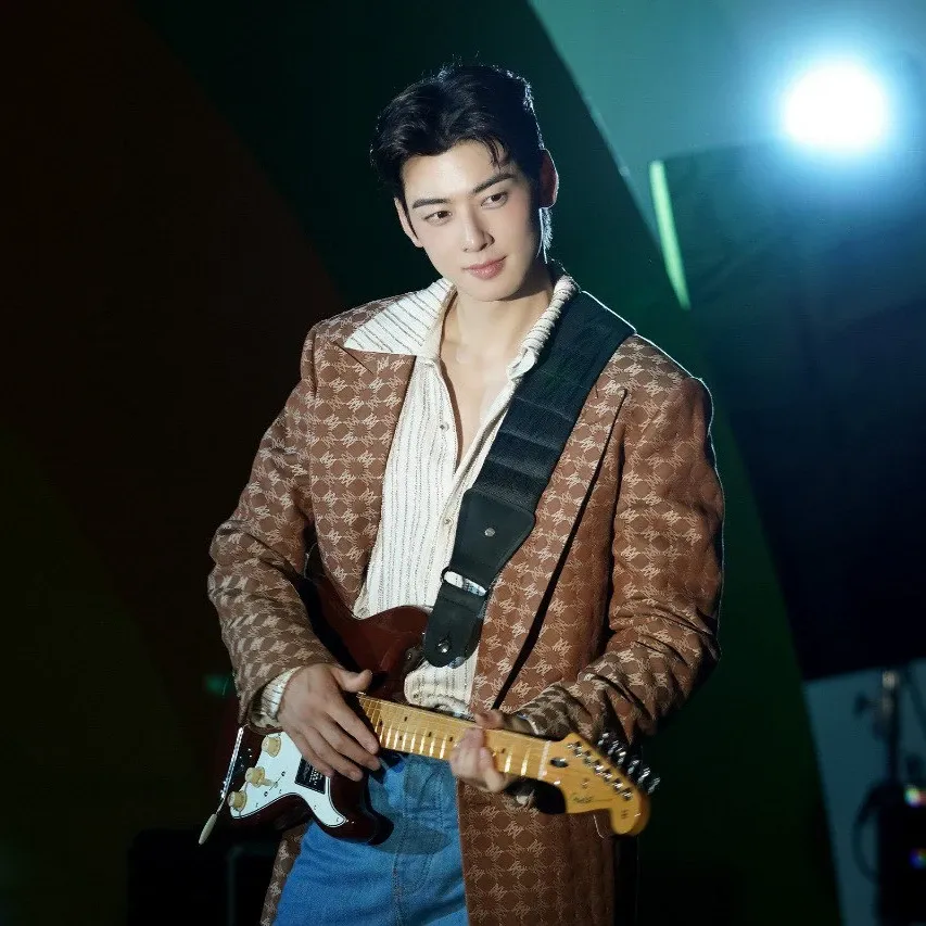 A moment captured by a fan of Cha Eunwoo