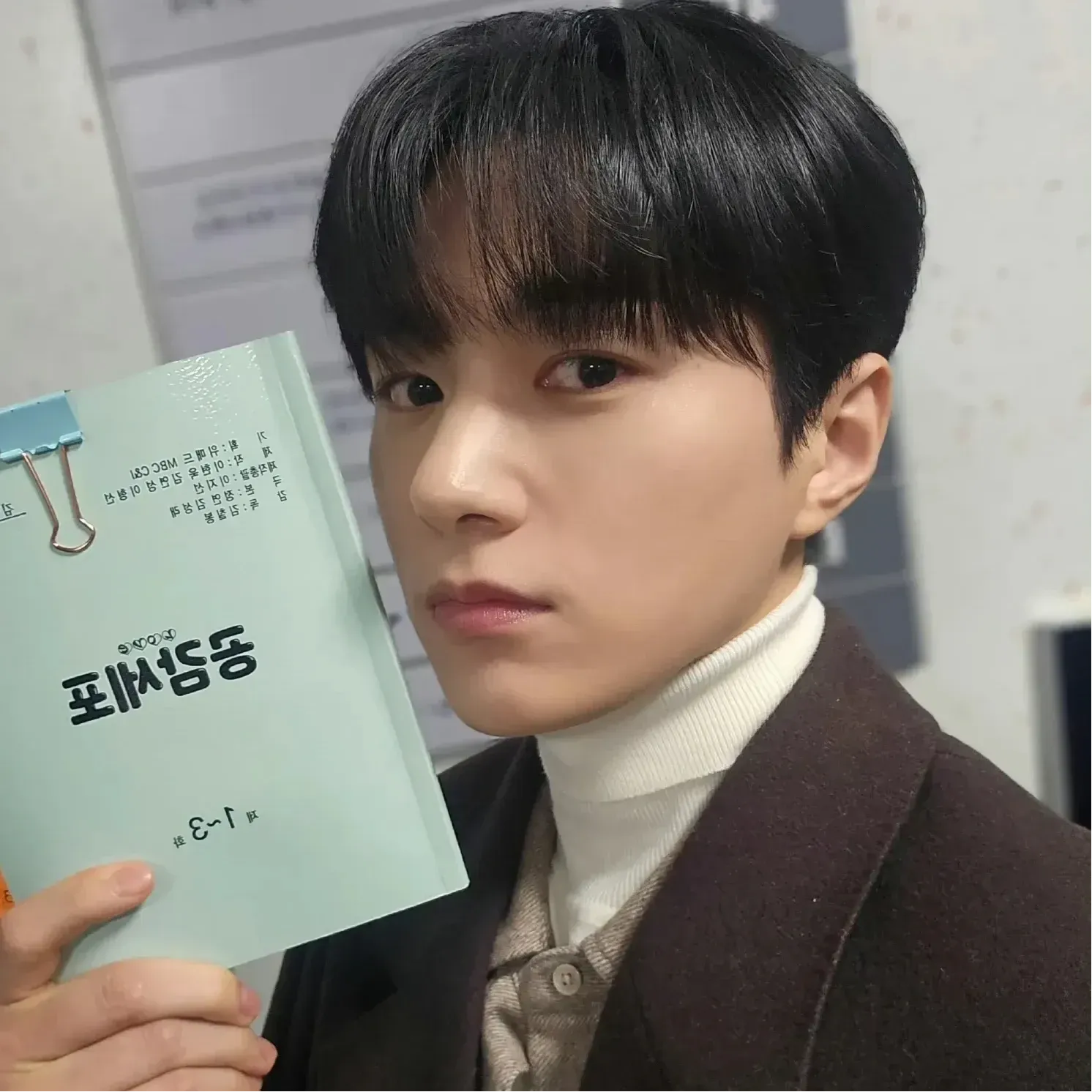 Behind-the-scenes cut of Kim Myungsoo (L)
