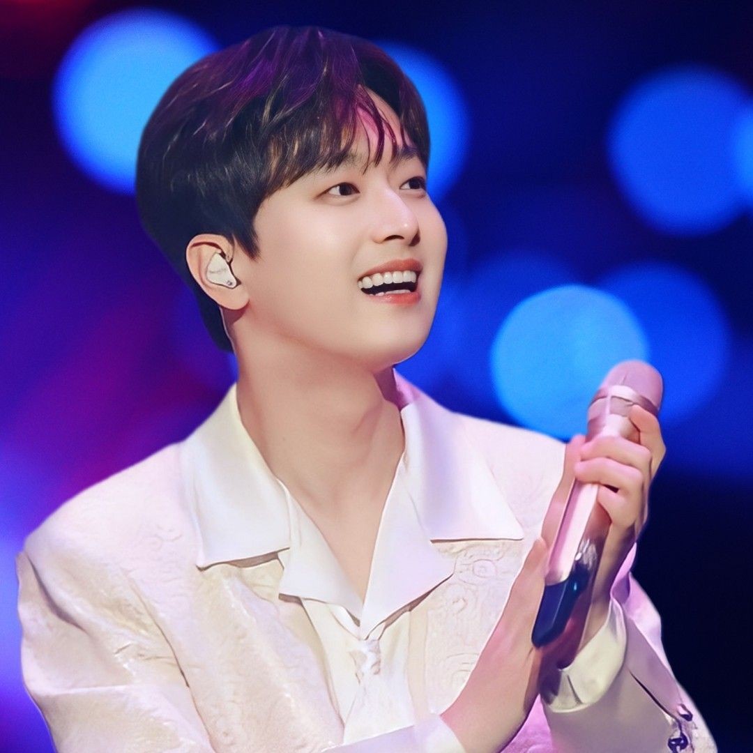 粉丝拍下的李灿元瞬间