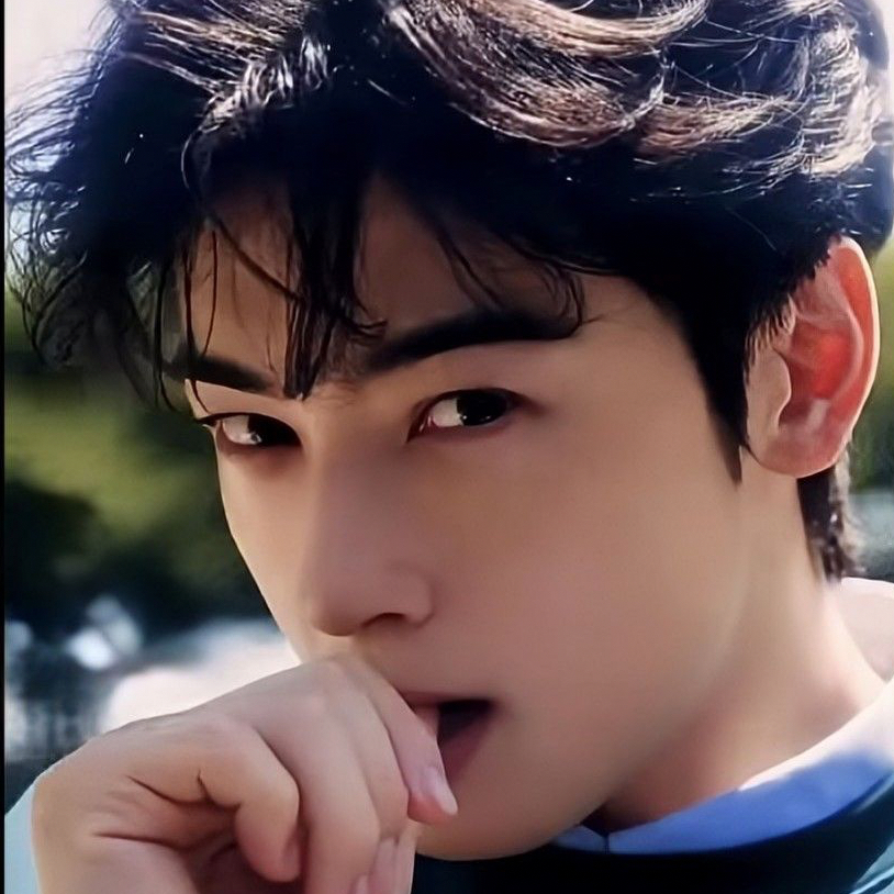 Behind-the-scenes cut of Cha Eunwoo