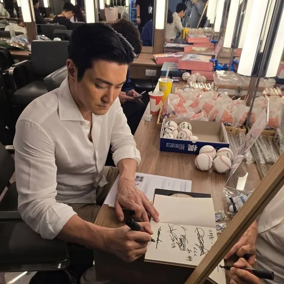 A moment captured by a fan of Choi Siwon