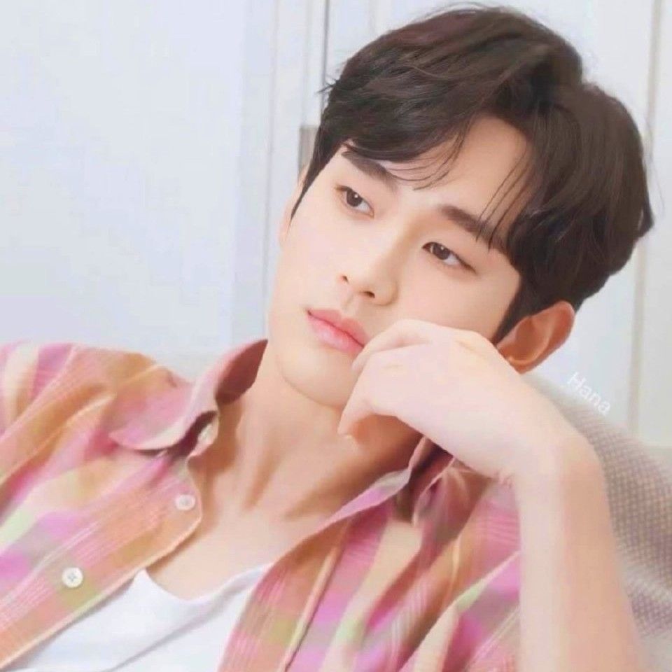 粉丝拍下的金秀贤瞬间