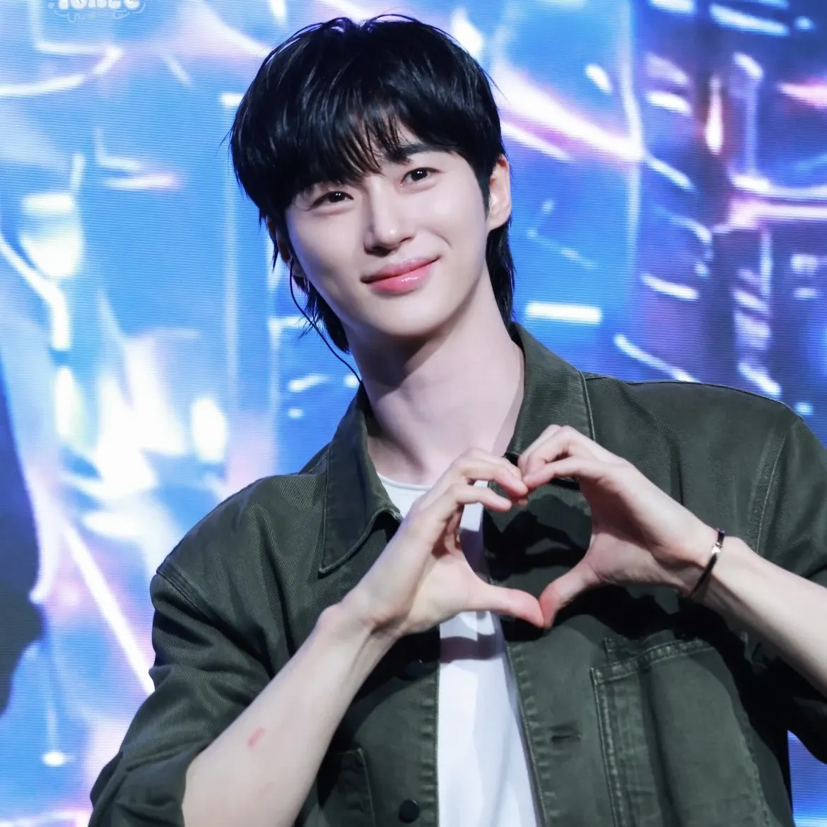 Behind-the-scenes cut of Byeon Wooseok