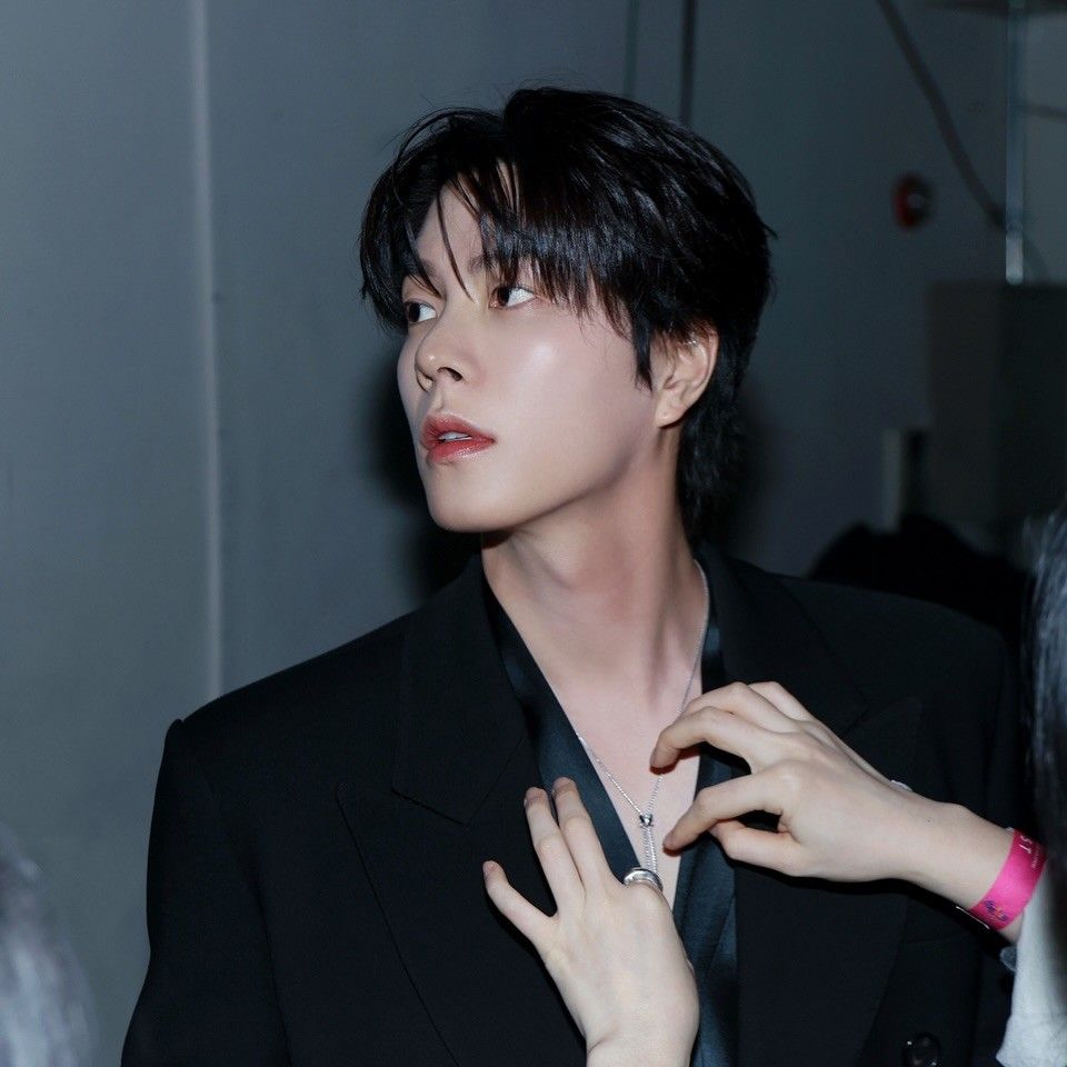 Behind-the-scenes cut of Hong Jonghyun