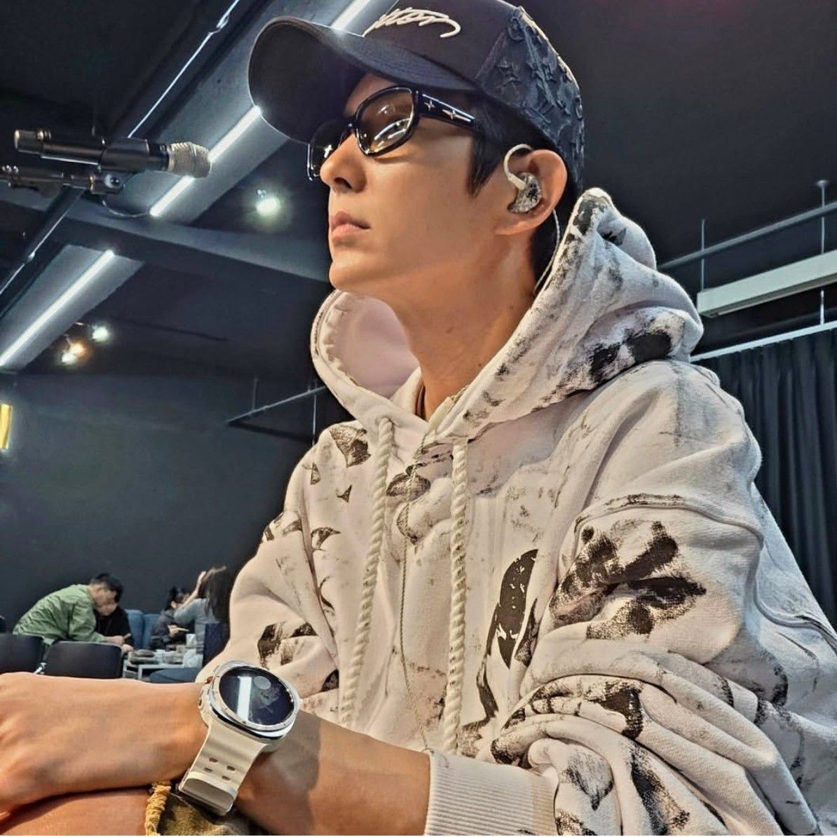 A moment captured by a fan of Lee Joongi