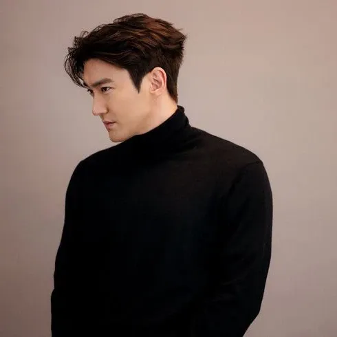 Recent activity shot of Choi Siwon