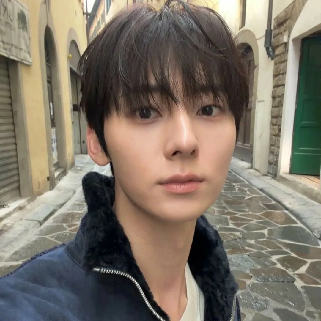 A moment captured by a fan of Hwang Minhyun
