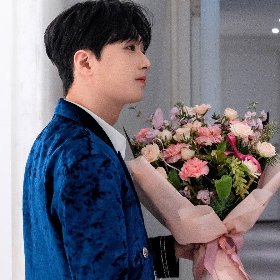 粉丝拍下的李灿元瞬间