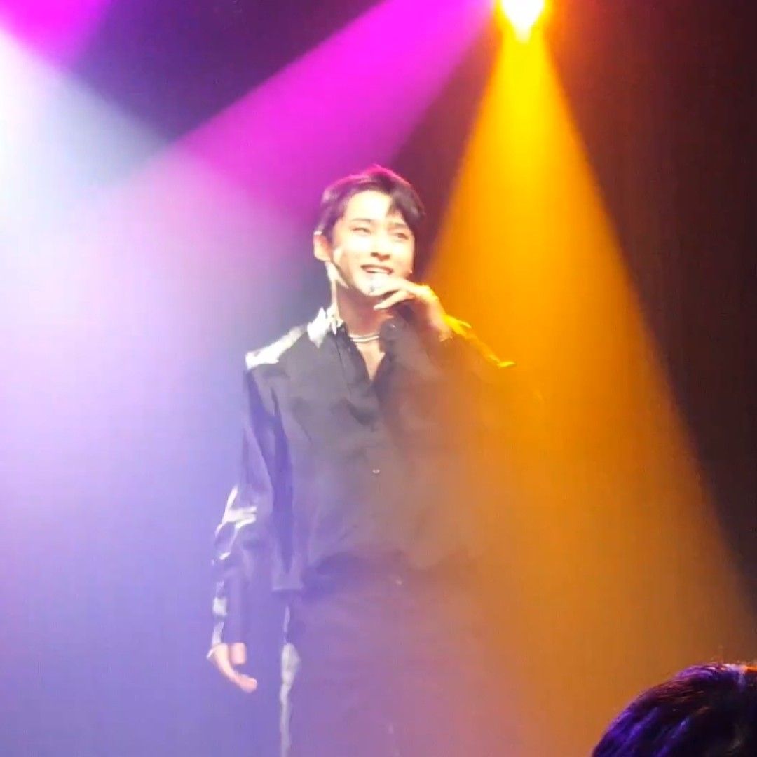 A moment captured by a fan of Seong Ri