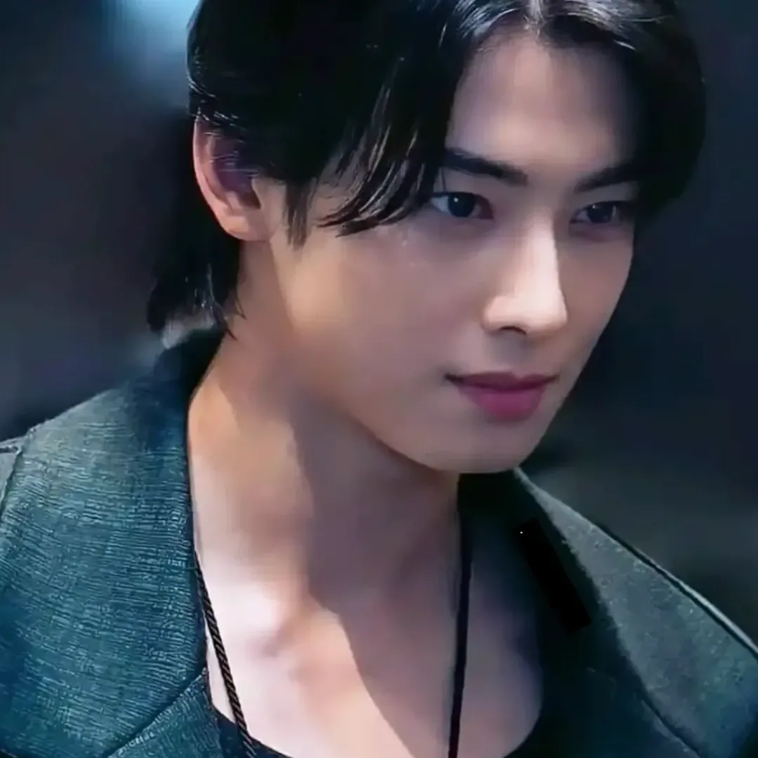 Behind-the-scenes cut of Cha Eunwoo