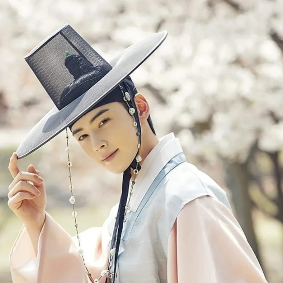 Recent activity shot of Cha Eunwoo