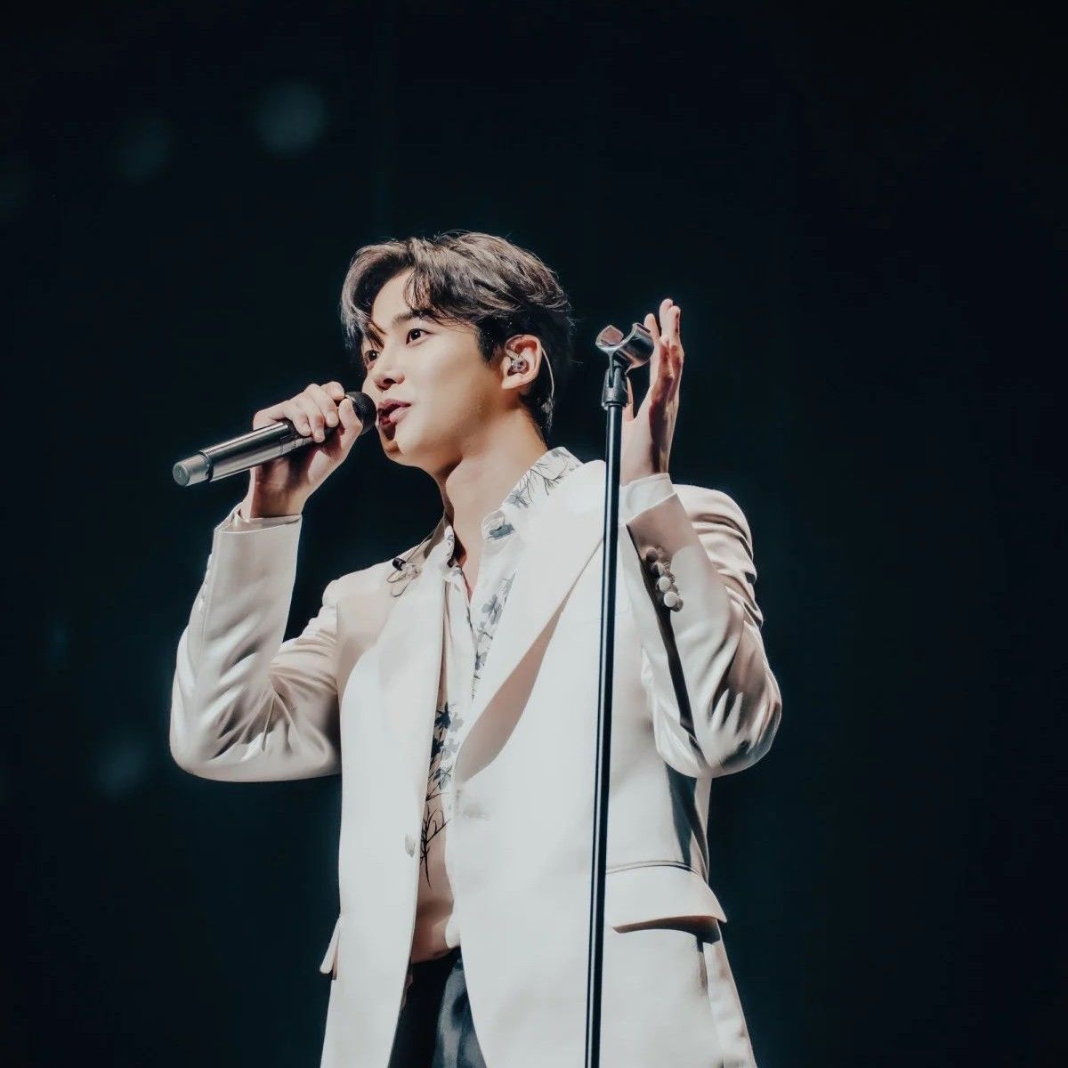 粉丝拍下的路云瞬间