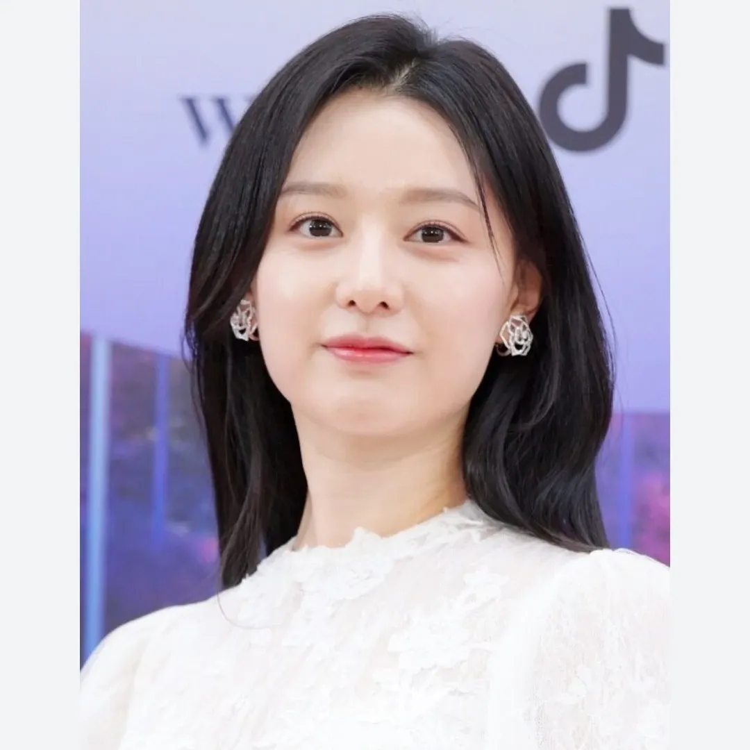 Behind-the-scenes cut of Kim Jiwon