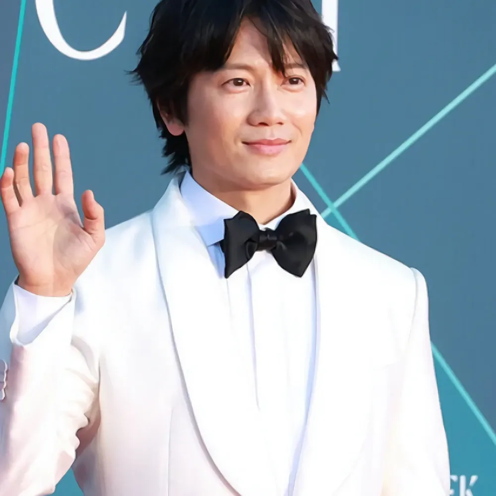 Behind-the-scenes cut of Ji Sung