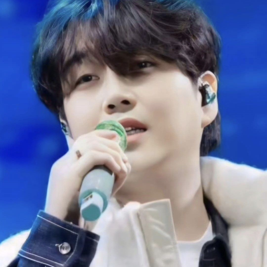 粉丝拍下的金浩中瞬间