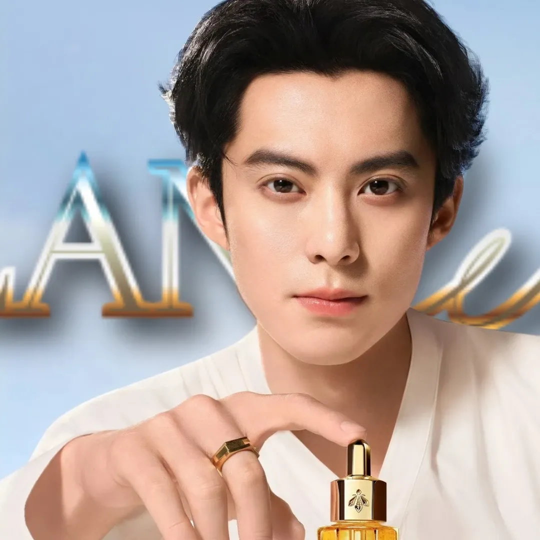 A moment captured by a fan of Dylan Wang