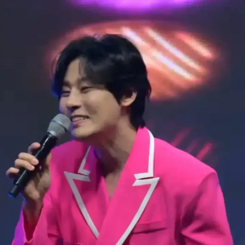 A moment captured by a fan of Kang Moonkyung