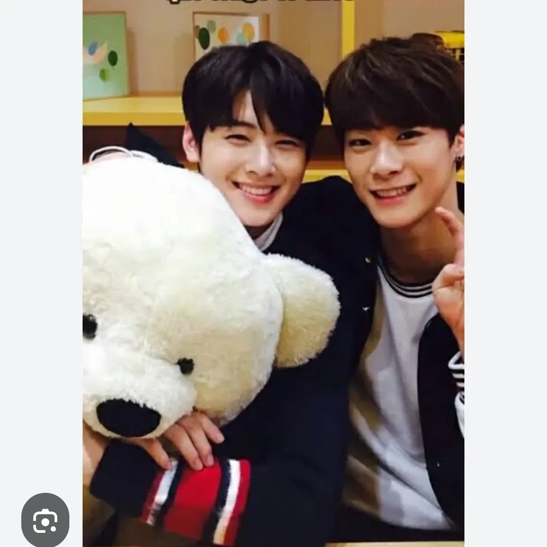 A moment captured by a fan of Cha Eunwoo