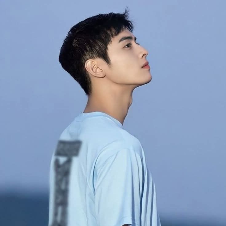 Latest photo of Cha Eunwoo