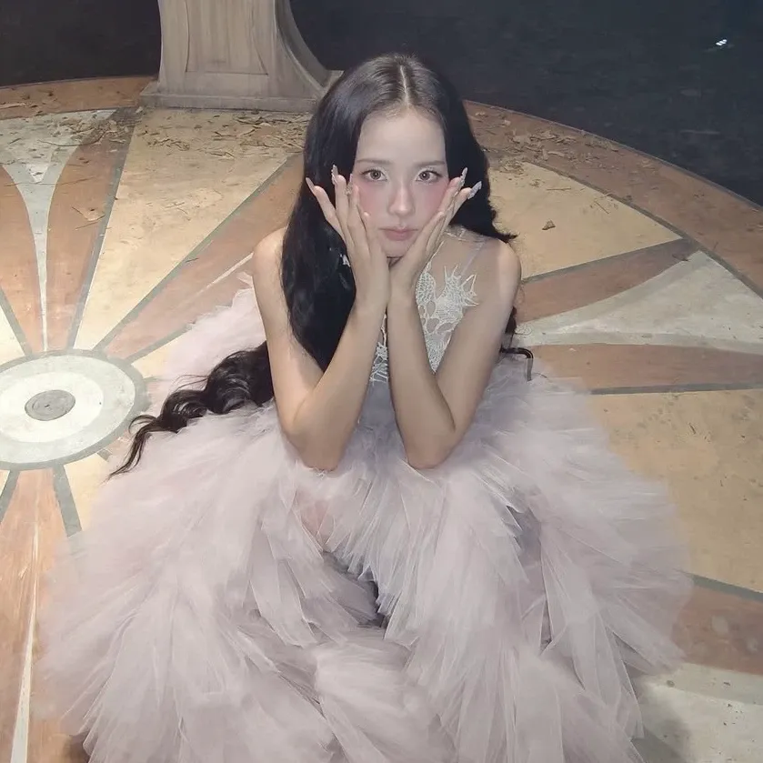 Behind-the-scenes cut of Jisoo (1995)