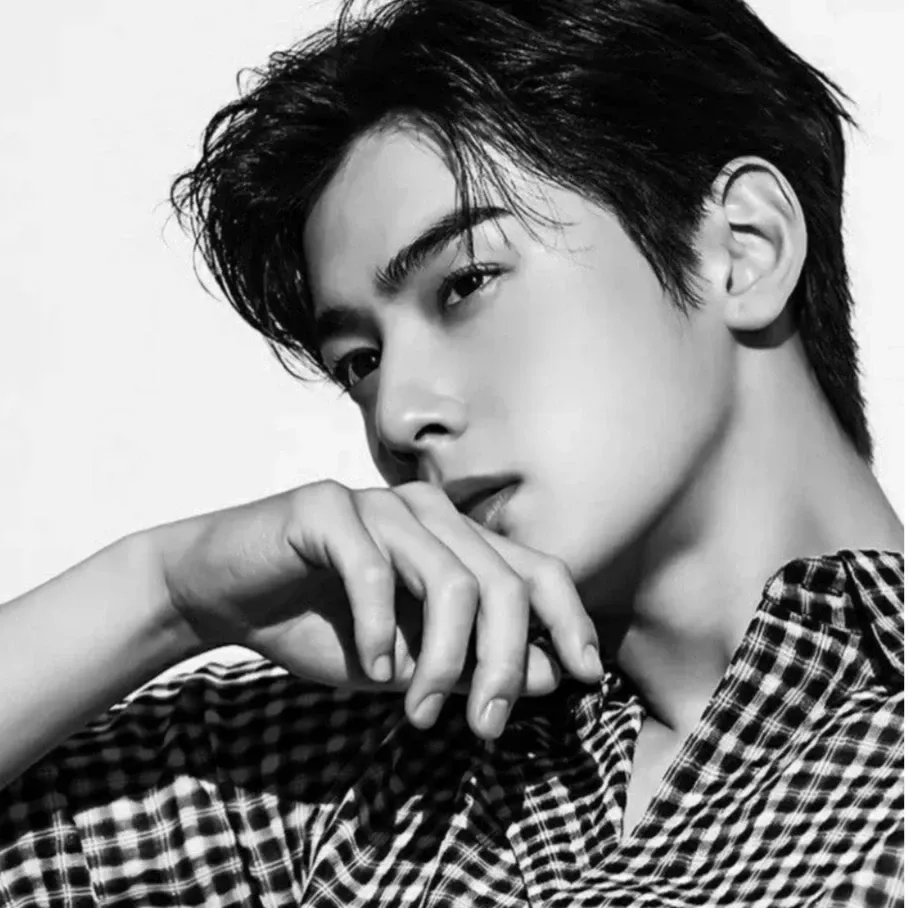 Behind-the-scenes cut of Cha Eunwoo