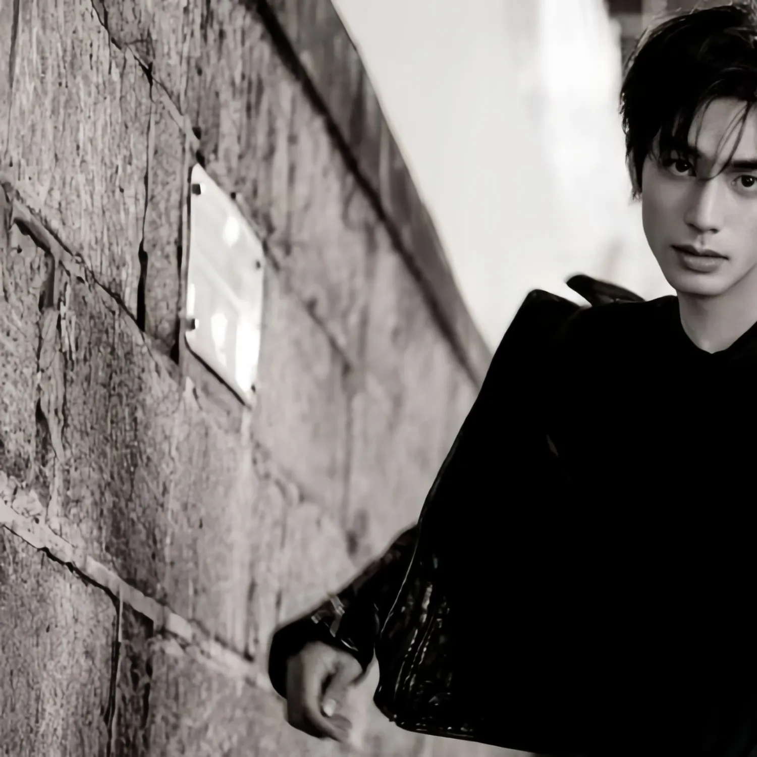 Behind-the-scenes cut of Song WeiLong