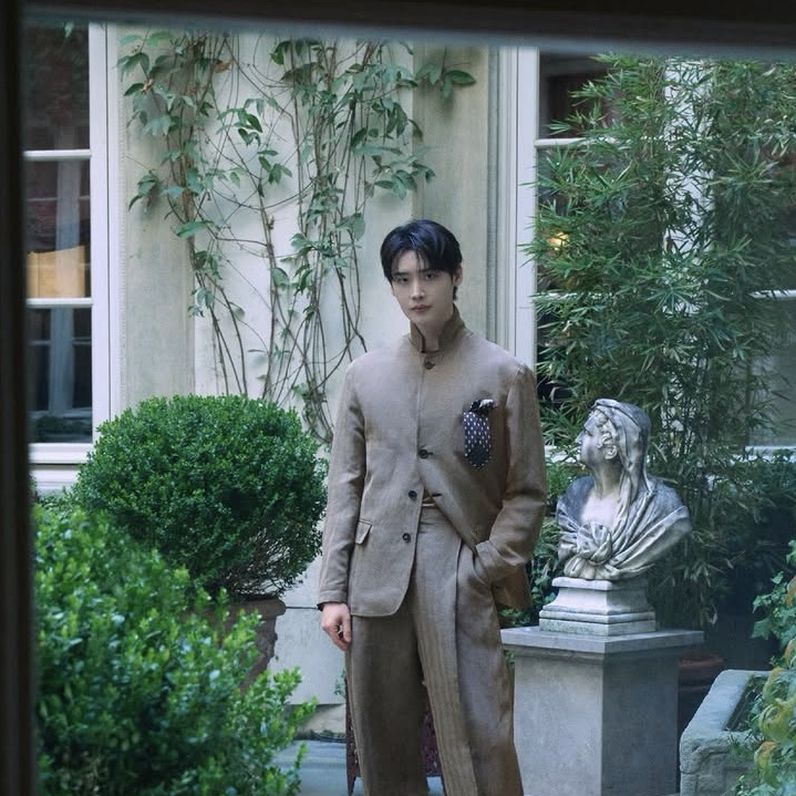 Behind-the-scenes cut of Lee Jongsuk