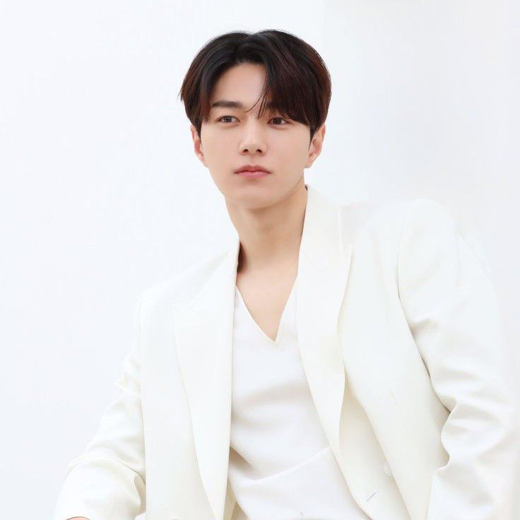 Behind-the-scenes cut of Kim Myungsoo (L)