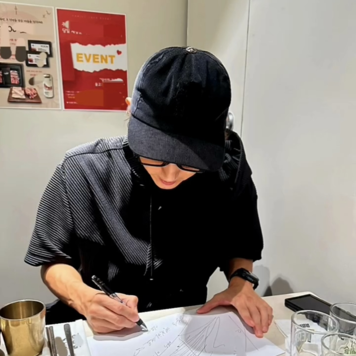 Behind-the-scenes cut of Lee Joongi